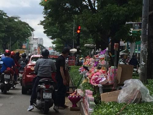 Nhộn nhịp thị trường hoa, quà tặng ngày 20/10 ảnh 2